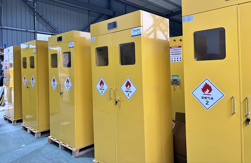 किन रसायनहरूलाई व्यावसायिक सुरक्षा क्याबिनेटहरू चाहिन्छ?